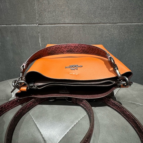 🌟SOLD!!🌟FIRM PRICE Coach Small Town Bucket Bag-2 way Bag.🧡Great Color 4 Fall🧡 - Picture 5 of 12